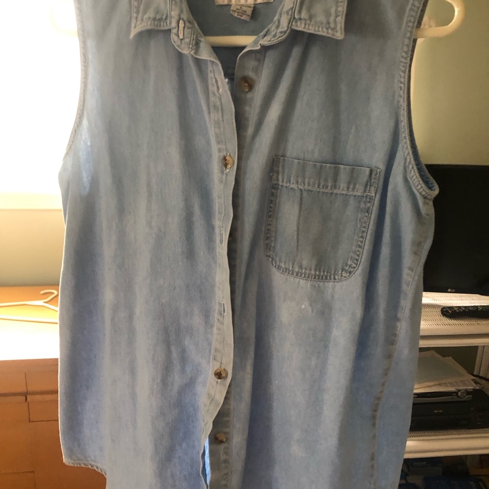 John Henry women’s sleeveless blue denim shirt